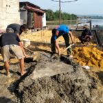 Gotong Royong TNI dan Warga Percepat Pembangunan RTLH TMMD di Nambo