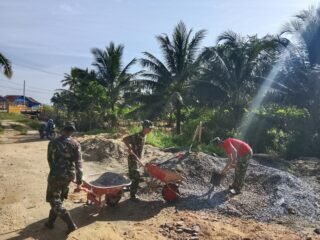 Satgas TMMD 127 Langsir Material Demi Percepat Pembangunan Bak Air di Sambuli