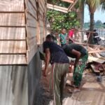 Satgas TMMD 127 Kodim 1417/Kendari Pasang Atap Seng untuk Rumah Warga di Petoaha