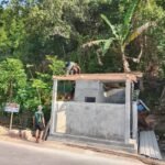 Satgas TMMD 127 Kodim 1417/Kendari Pasang Atap MCK di Kelurahan Sambuli