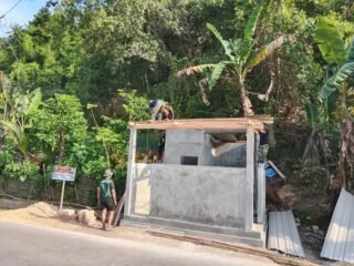 Satgas TMMD 127 Kodim 1417/Kendari Pasang Atap MCK di Kelurahan Sambuli