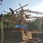 Satgas TMMD 127 Kodim 1417/Kendari Pasang Gelagar Atap RTLH di Sambuli