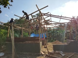 Satgas TMMD 127 Kodim 1417/Kendari Pasang Gelagar Atap RTLH di Sambuli