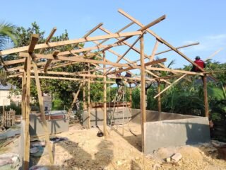 Gotong Royong TNI dan Warga Warnai Pembangunan RTLH TMMD di Sambuli