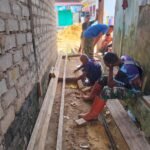 Satgas TMMD 127 Kodim 1417/Kendari Pahat Balok Kayu untuk Rangka RTLH di Nambo