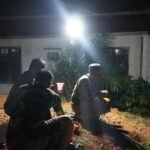 Kopi dan Gorengan Hangatkan Kebersamaan Satgas TMMD 127 Kodim 1015/Sampit dan Warga