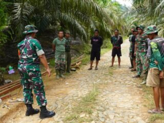 Dansatgas TMMD 127 Kodim 1015/Sampit Beri Semangat Personel di Lokasi Pembangunan Jembatan