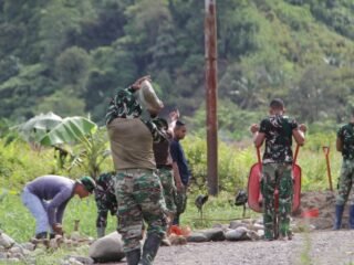 Satgas TMMD ke-127 Kodim 1305/Buol Tolitoli Kerjakan Pembangunan Talud Sepanjang 1030 Meter di Desa Oyom