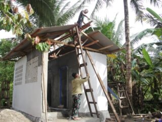 Satgas TMMD ke-127 Kodim 1305/Buol Tolitoli Percepat Pembuatan MCK untuk Warga Desa Oyom