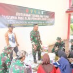 Satgas TMMD 127 Kodim 0430/Banyuasin Bersama Siswa SMPN 3 Pulau Rimau Manfaatkan Limbah Jerami Padi Menjadi Pupuk