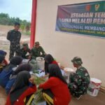 Satgas TMMD 127 Kodim 0430/Banyuasin dan Siswa SMPN 3 Pulau Rimau Olah Eceng Gondok dan Gula Merah Menjadi Pupuk Organik