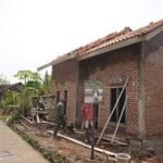 Di Bawah Langit Harapan: RTLH Ngadino Mulai Dipasangi Genteng