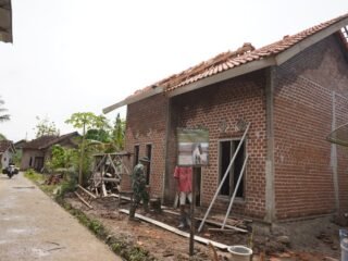 Di Bawah Langit Harapan: RTLH Ngadino Mulai Dipasangi Genteng