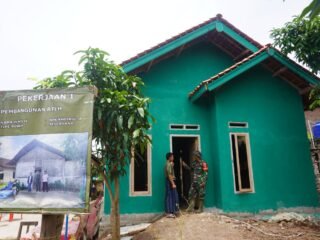 Sentuhan Akhir Menuju Rumah Layak: RTLH Khoirul Anwar Masuki Tahap Plester Lantai