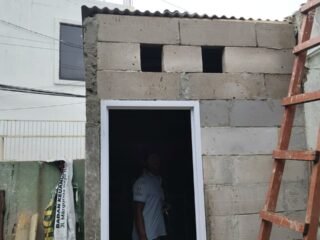 Ciptakan Lingkungan Sehat, TNI Percepat Rehab Fasilitas MCK di Kelurahan Abadijaya