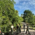 Satgas TMMD 127 Kodim 1804/Kaimana Bersihkan Area Jembatan di Kampung Marsi