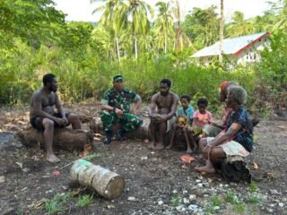 Danrem 182/Jazira Onim Saksikan Langsung Apresiasi Warga Kampung Sisir atas Program TMMD 127