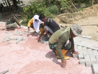 TMMD 127 Kodim 1417/Kendari Bangun Jalan Paving Blok di Anggoeya