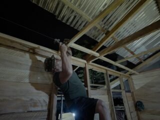 Gotong Royong TNI dan Warga Percepat Penyelesaian RTLH TMMD 127 di Petoaha