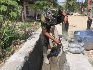 Gotong Royong Satgas TMMD 127 dan Warga Bangun Dapur Layak Huni di Petoaha