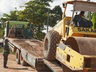 TMMD 127 Kodim 1015/Sampit Datangkan Alat Berat Bomag untuk Pemadatan Jalan