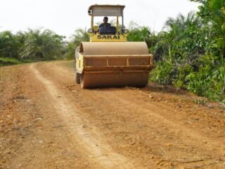 Warga Tri Buana Antusias Saksikan Pengerasan Jalan Program TMMD 127
