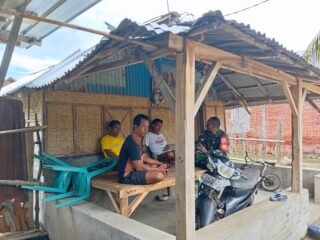 Dengan Dedikasi, Babinsa Sertu Edi Susanto Laksanakan Komsos dan Imbau Warga Laut Jaga Keselamatan