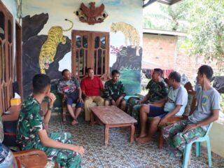 Kedekatan Satgas TMMD 127 Kodim 0430/Banyuasin, Duduk Santai dan Canda Tawa Bersama Warga di Rumah Bapak Sukimin