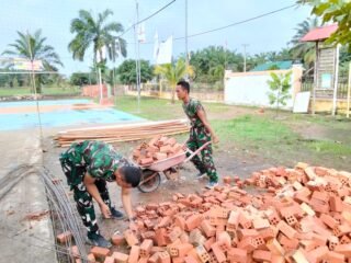 Gotong Royong Satgas TMMD 127 Kodim 0430/Banyuasin dan Warga Percepat Pembangunan MCK