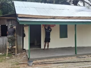 Satgas TMMD 127 Kodim 1015/Sampit Lakukan Pengecatan RTLH Milik Tuminah