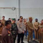 Pabung Minsel Bersama TPID Cek Langsung Harga Bahan Pokok di Pasar 54 Amurang, Stabilkan Harga Jelang Idul Fitri.