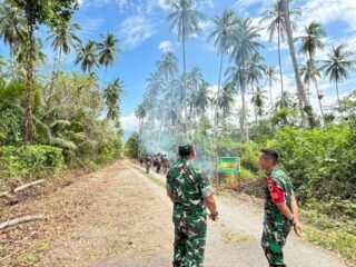 Didampingi Dansatgas TMMD 127 Kodim 1804/Kaimana, Danrem 182/Jazira Onim Pastikan Jalan di Kampung Marsi Rampung 100 Persen