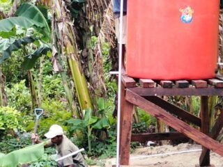 Pemasangan Profil Air Jadi Tahap Akhir Pembangunan MCK TMMD 127 di Kampung Sisir