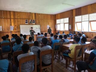 Tanam Disiplin, Tumbuhkan Nasionalisme: Pos Bulangkop Satgas Yonif 751/VJS Latih PBB di SMPN Bulangkop