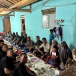 Momen Hangat Satgas TMMD 127 Kodim 0421/LS Buka Puasa Bersama Warga di Rumah Ibu Mulgofur