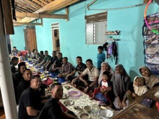 Momen Hangat Satgas TMMD 127 Kodim 0421/LS Buka Puasa Bersama Warga di Rumah Ibu Mulgofur