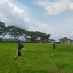 Jelang Penutupan TMMD 127, Satgas Kodim 0421/LS Bersihkan Lapangan Upacara Bersama Warga