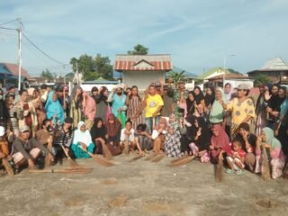 Koramil 1420-02/Tellu Limpoe Gelar Karya Bakti Saluran Air Dan Sampah Lapangan Andi Sulolipu