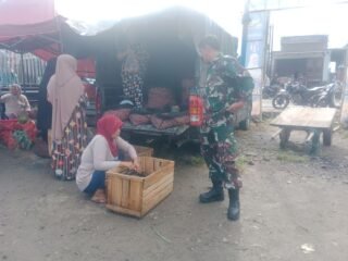 Antisipasi Lonjakan Harga Jelang Lebaran, Babinsa Koramil 1420-02 Pantau Stok Pangan di Pasar Amparita