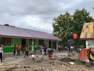 TMMD Kodim 1618/TTU Rampungkan 4 RKB SMAN Bikomi Nilulat, Siswa Turut Bersihkan Sekolah Jelang Peresmian