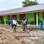 Menjelang Peresmian, Satgas TMMD 127 dan Siswa Bersihkan RKB Baru SMAN Bikomi Nilulat