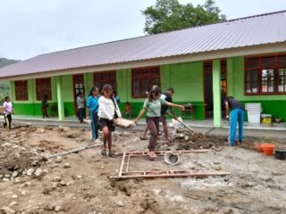 Menjelang Peresmian, Satgas TMMD 127 dan Siswa Bersihkan RKB Baru SMAN Bikomi Nilulat