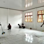 Ruang Kelas Baru SMAN Bikomi Nilulat Rampung, Satgas TMMD dan Siswa Bersihkan Sekolah