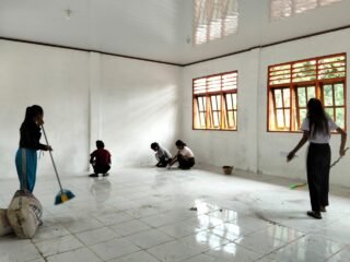 Ruang Kelas Baru SMAN Bikomi Nilulat Rampung, Satgas TMMD dan Siswa Bersihkan Sekolah