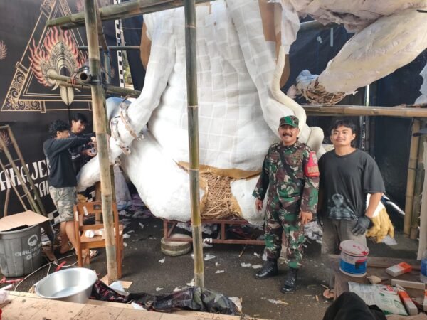 Babinsa Desa Tiga Komsos dengan STT Asti Dharma Kerthi Saat Pembuatan Ogoh-Ogoh Jelang Hari Raya Nyepi