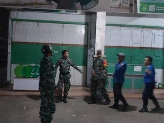 Jaga Kondusivitas, Babinsa Koramil 01/Panca Lautang Pimpin Patroli Siskamling di Desa Corawali