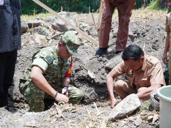 KODIM 1420/SIDRAP DUKUNG PENGUATAN EKONOMI DESA, PELETAKAN BATU PERTAMA KOPERASI MERAH PUTIH