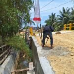 Gotong Royong TNI dan Warga Sukseskan Pembangunan Jembatan TMMD 127