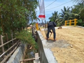 Gotong Royong TNI dan Warga Sukseskan Pembangunan Jembatan TMMD 127