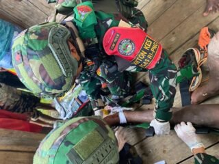 Hujan Tak Menghalangi: Pos Iwur Satgas Yonif 751/VJS Evakuasi Warga Jatuh dari Pohon di Kampung Kamyoim